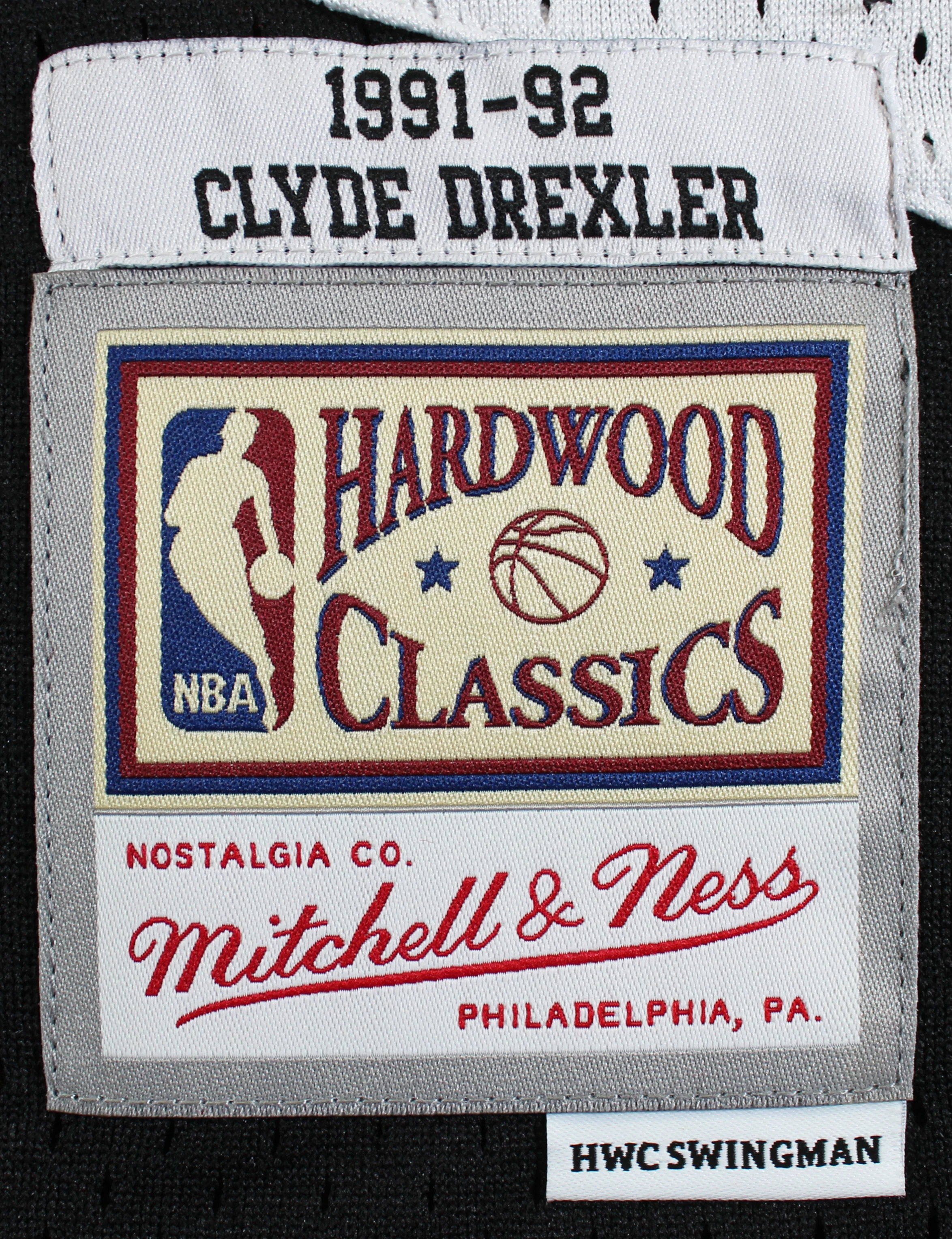 Blazers Clyde Drexler "HOF 04" Signed Black Mitchell & Ness Jersey BAS Witnessed - Image 5