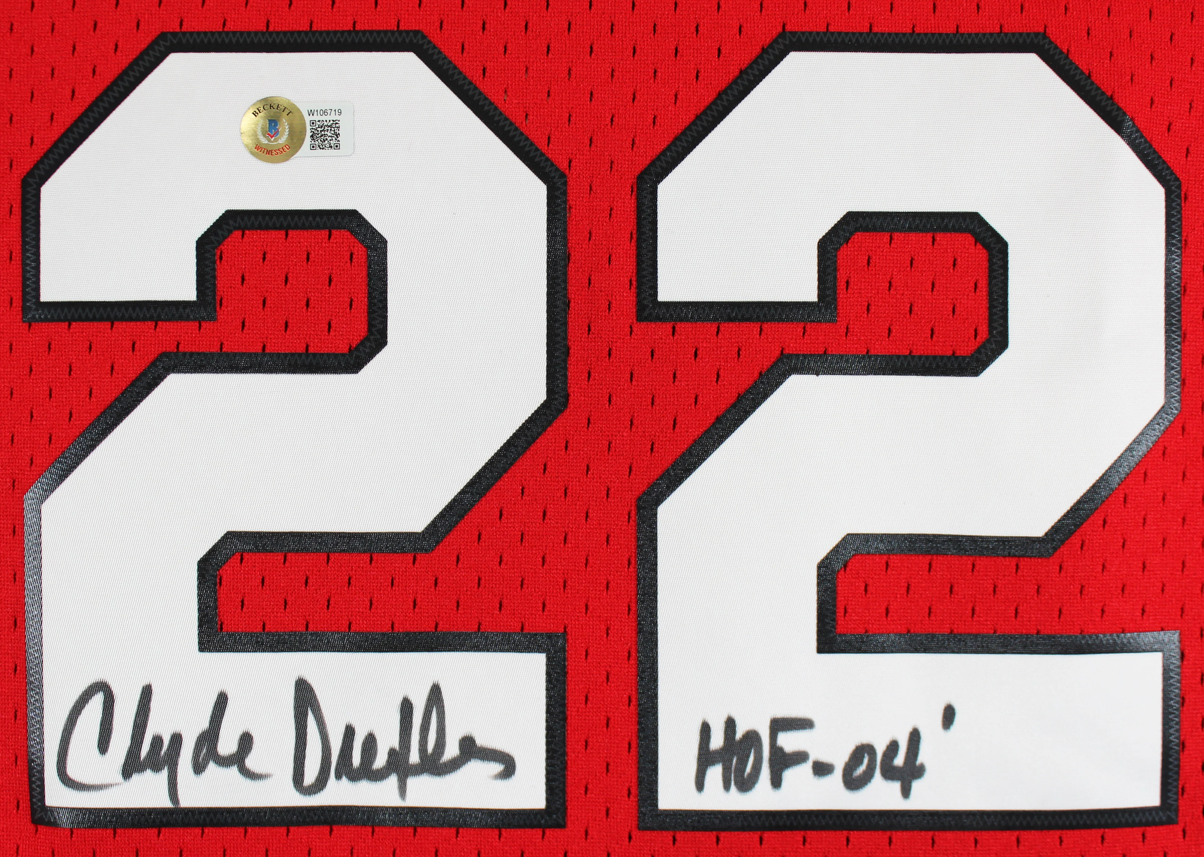 Blazers Clyde Drexler "HOF 04" Signed Red Mitchell & Ness Jersey BAS Witnessed - Image 3