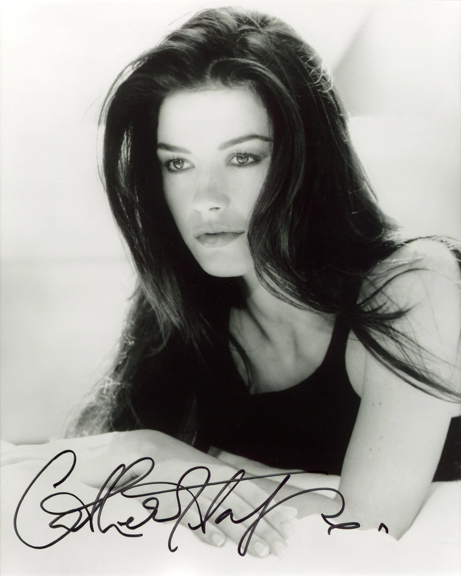 Catherine Zeta-Jones Entrapment Authentic Signed 8x10 Vertical Photo BAS#BR43993 - Image 2