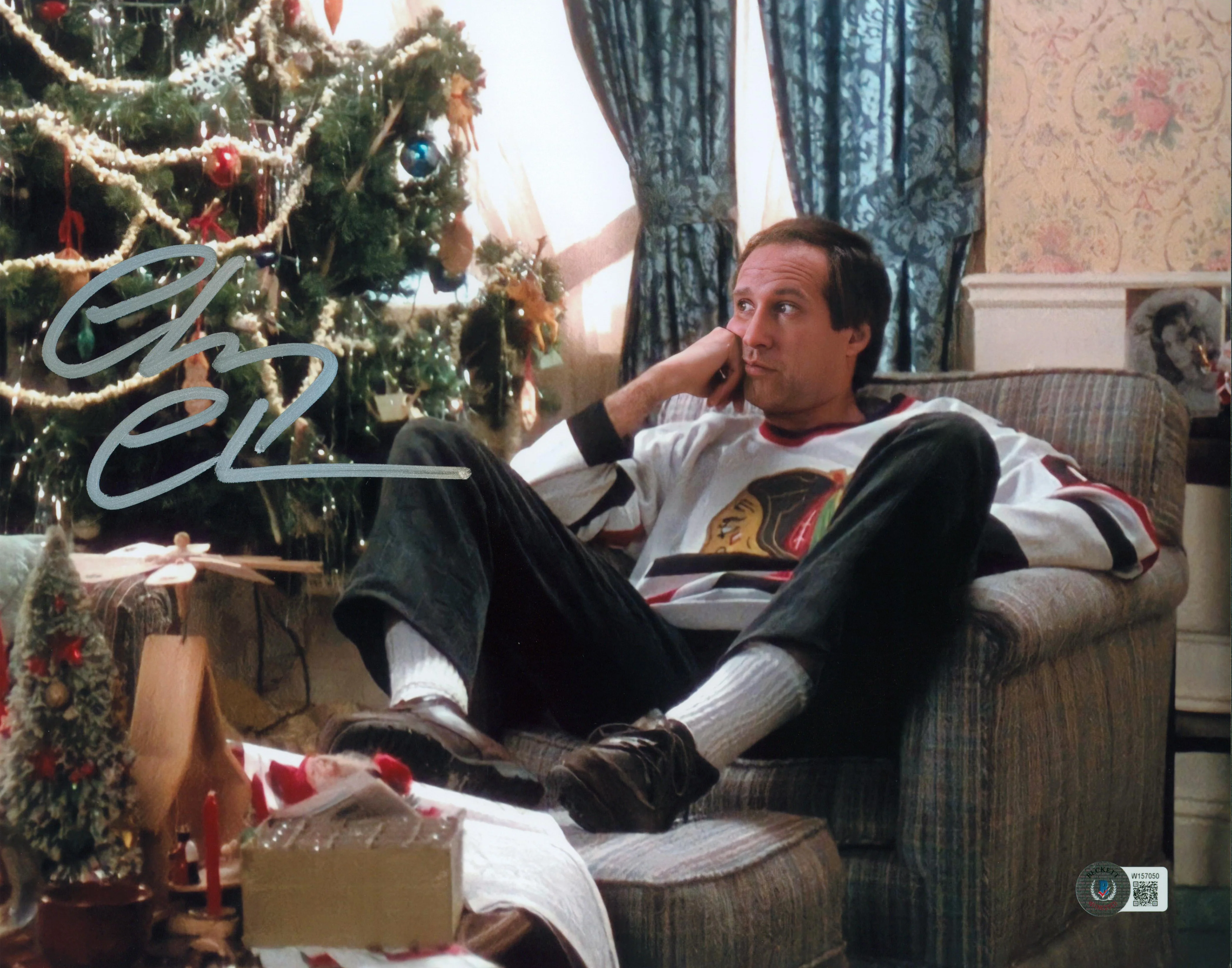 Chevy Chase Christmas Vacation Signed 11x14 Horizontal Sitting Photo BAS Witness - Image 2