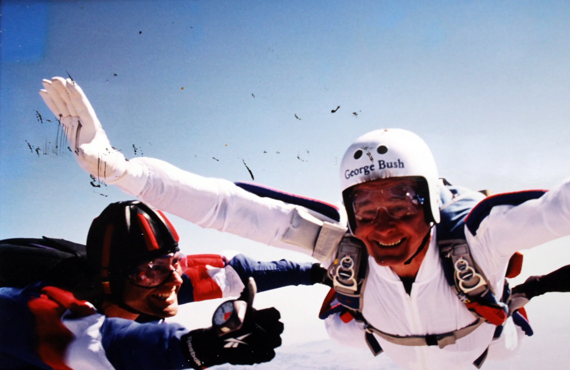 George H.W. Bush Signed & Matted 85th Birthday Skydiving 8x12 Photo BAS #A84998 - Image 5