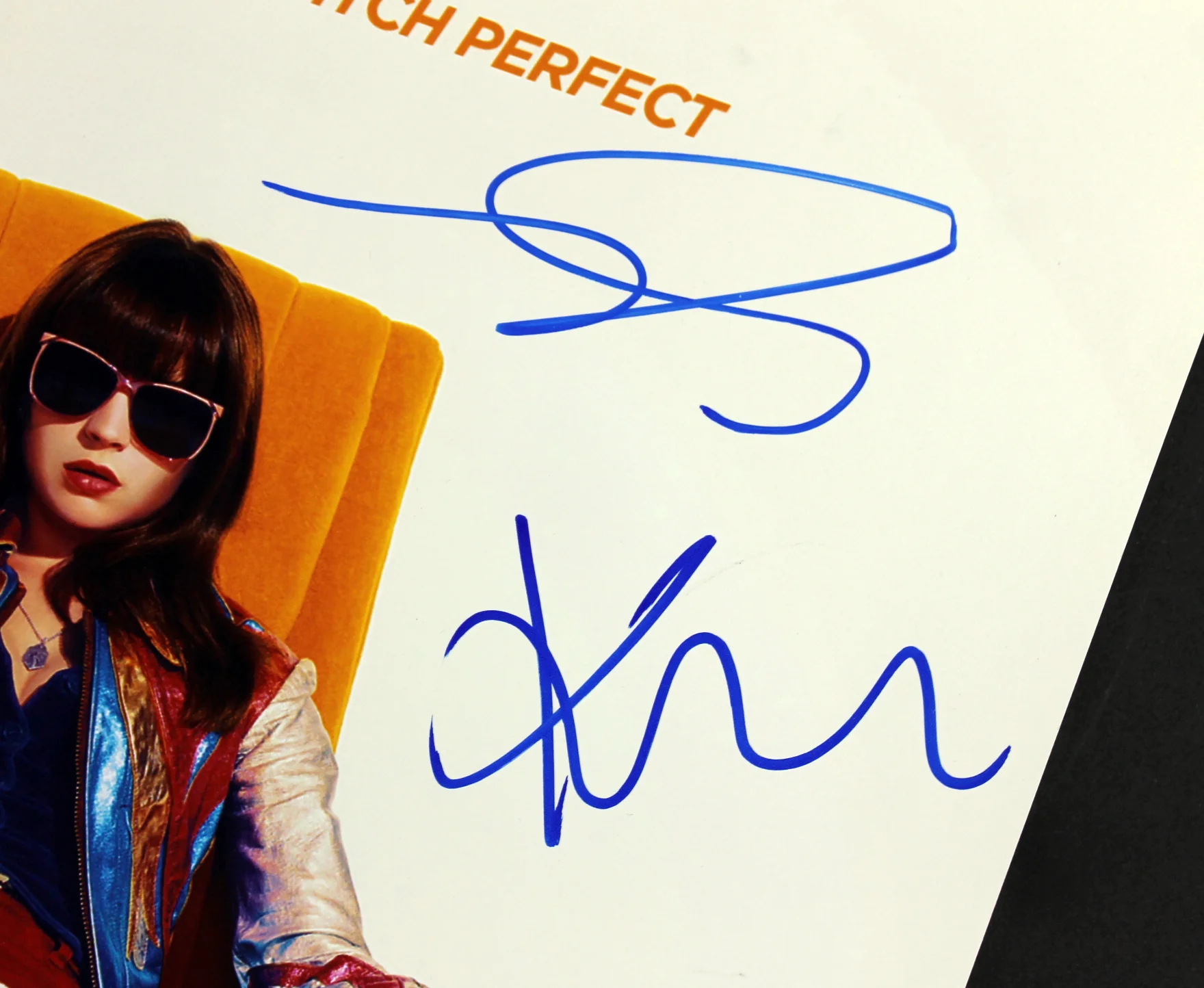 Girlboss (Britt Robertson, Johnny Simmons +9) Signed 12x18 Photo BAS #A85161 - Image 5