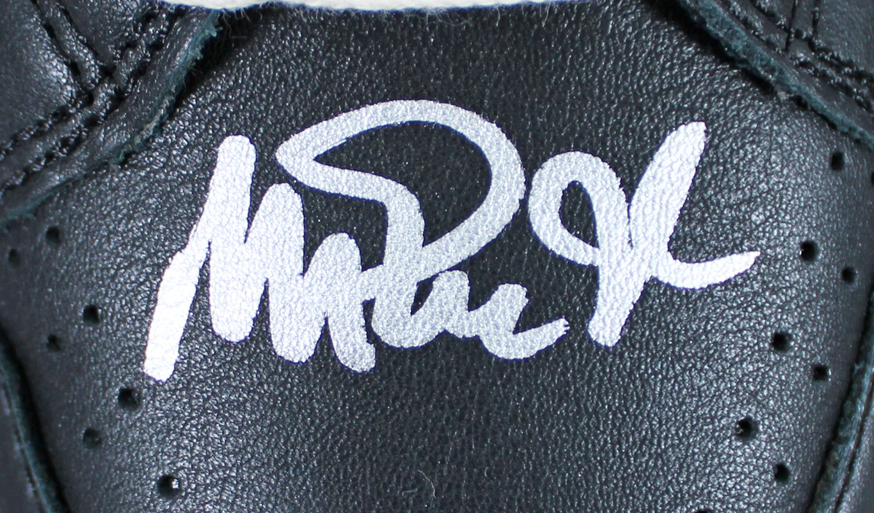 Magic Johnson Signed Left Black & White Converse Weapon Shoe W/ Case BAS Wit 1 - Image 4