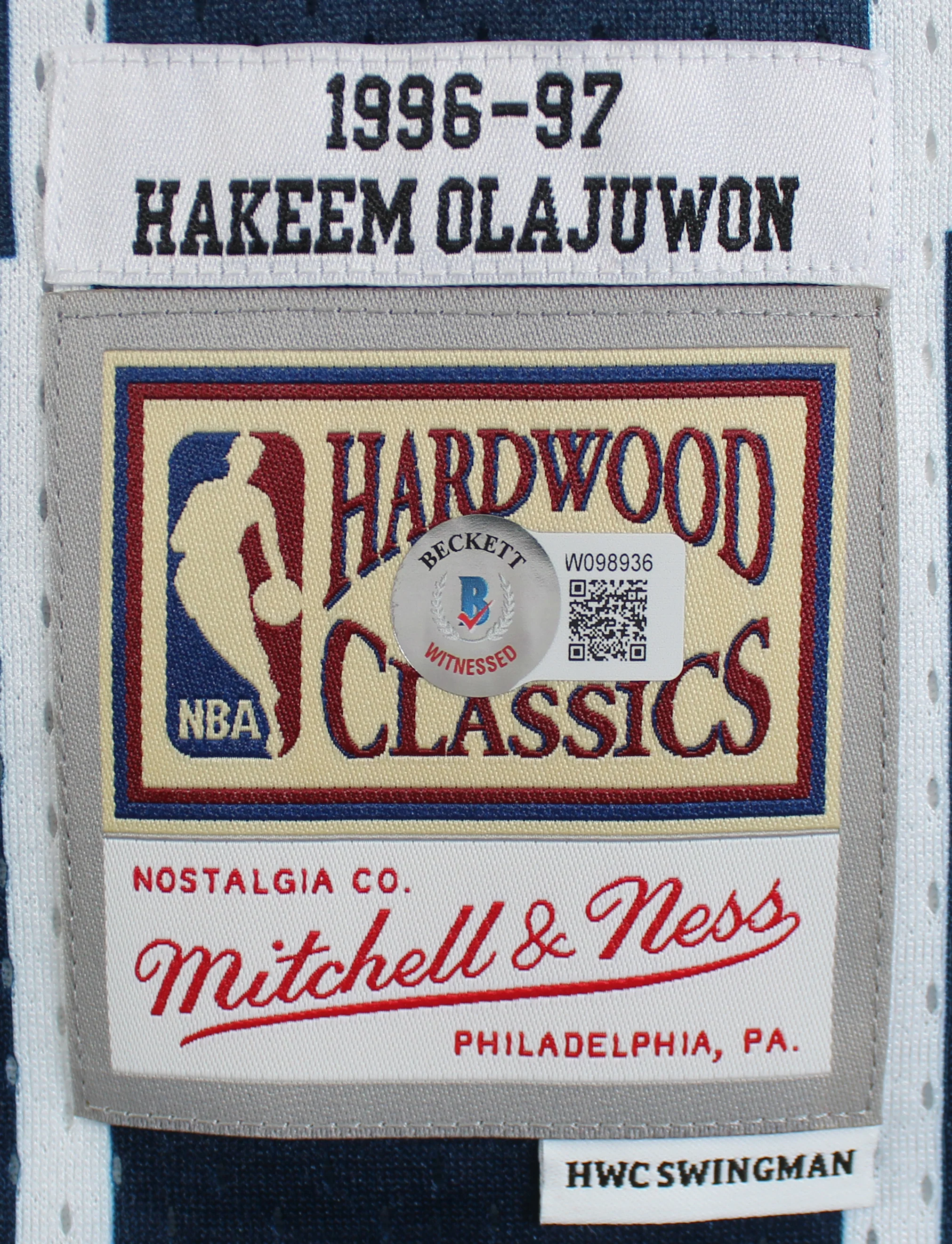 Rockets Hakeem Olajuwon "HOF 08" Signed Navy Blue Mitchell & Ness Jersey BAS Wit - Image 5