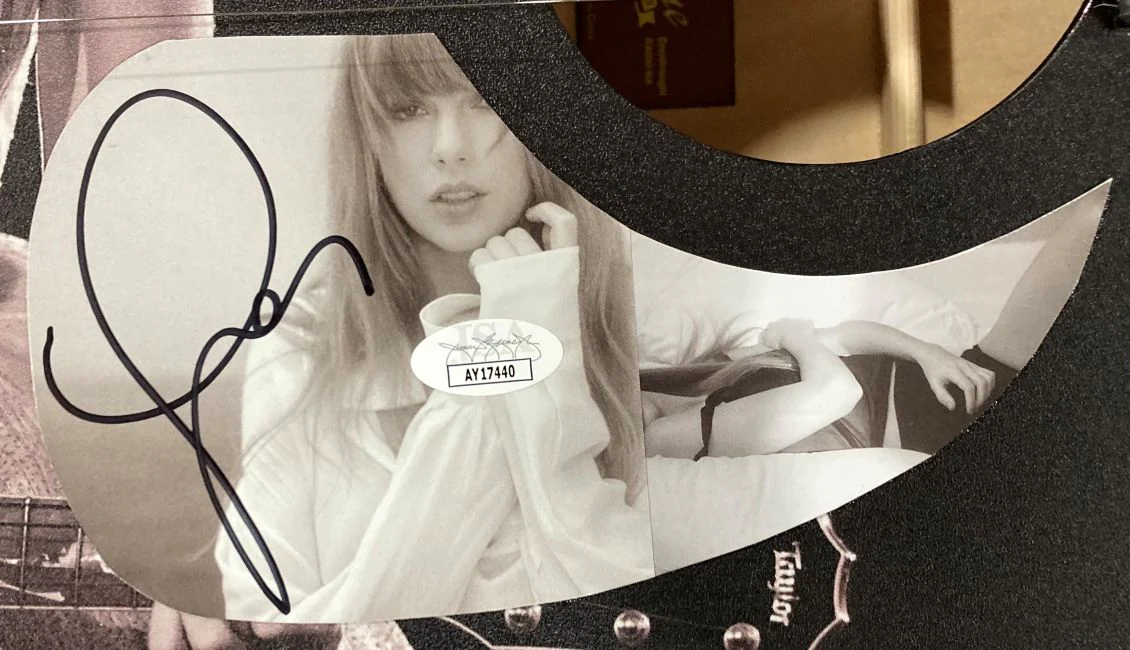 Taylor Swift Signed 41" Black & White Kiss Graphic Acoustic Guitar JSA - Image 2