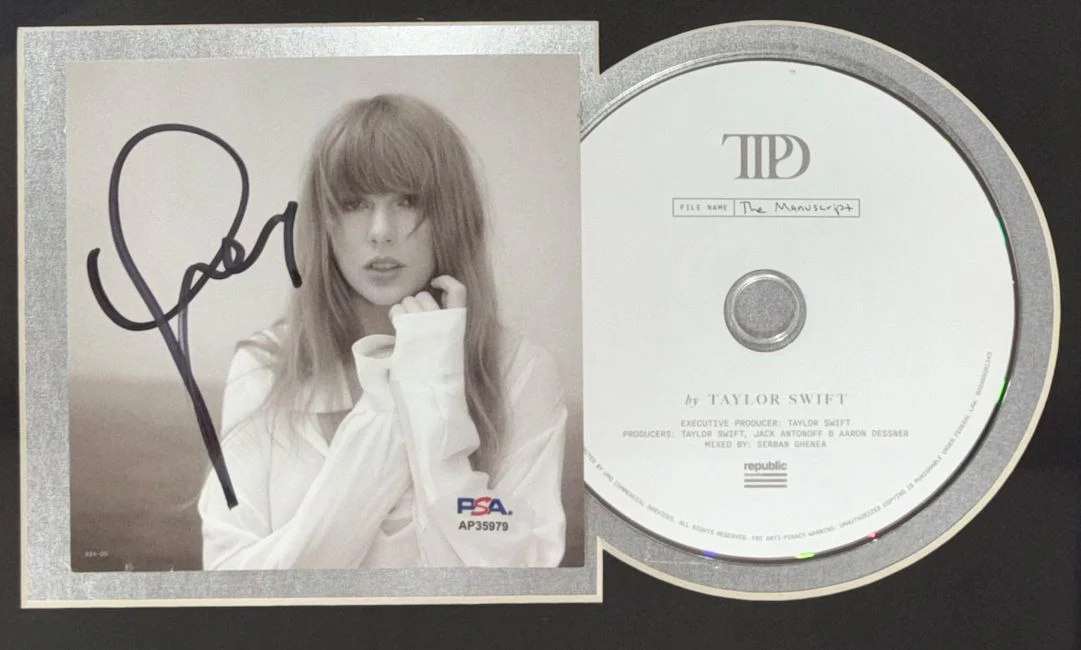 Taylor Swift Signed Framed Insert w/ 8x10 Concert Stadium Photo PSA/DNA - Image 2