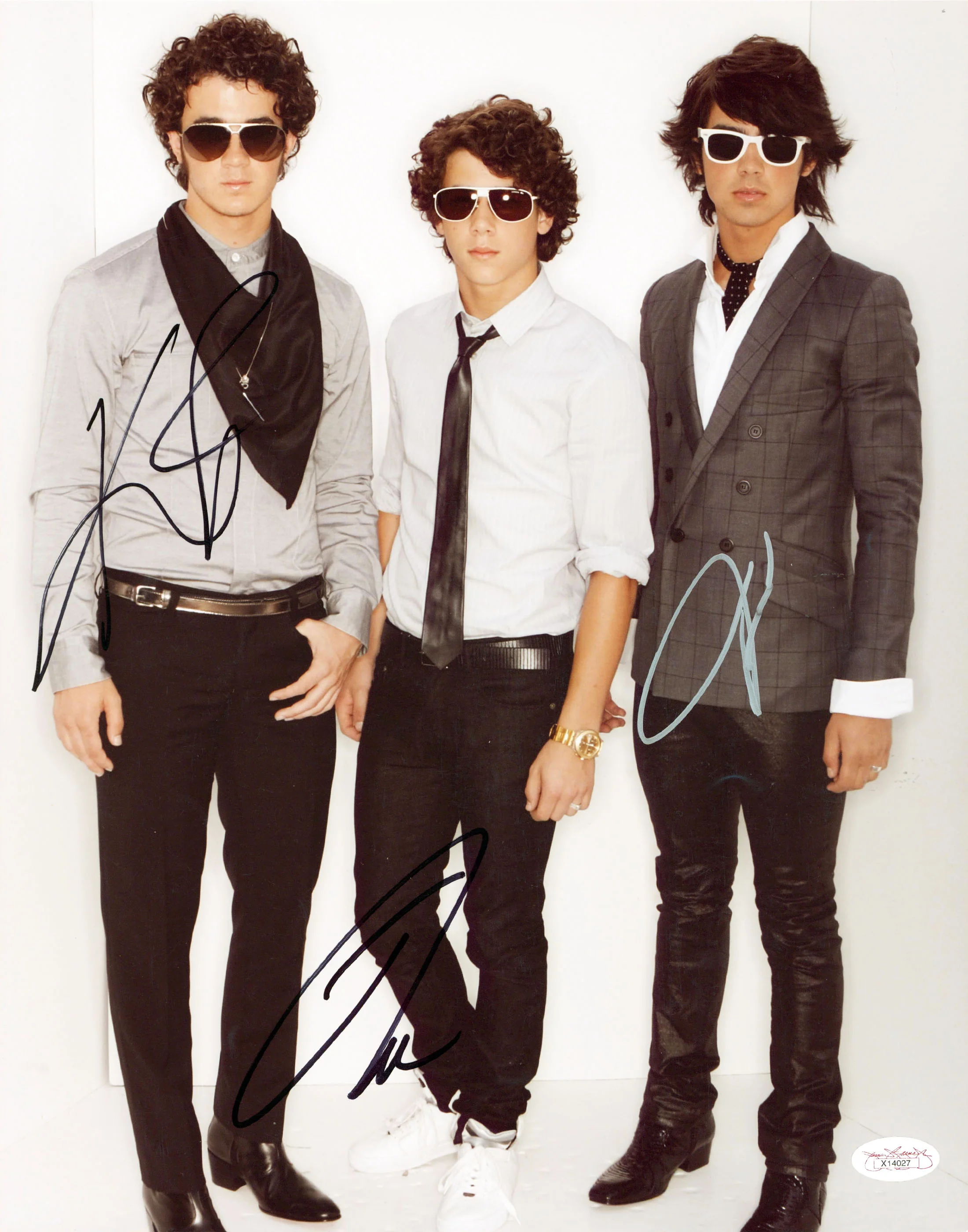 The Jonas Brothers (3) Nick, Joe & Kevin Signed 11x14 Vertical Photo JSA #X14027