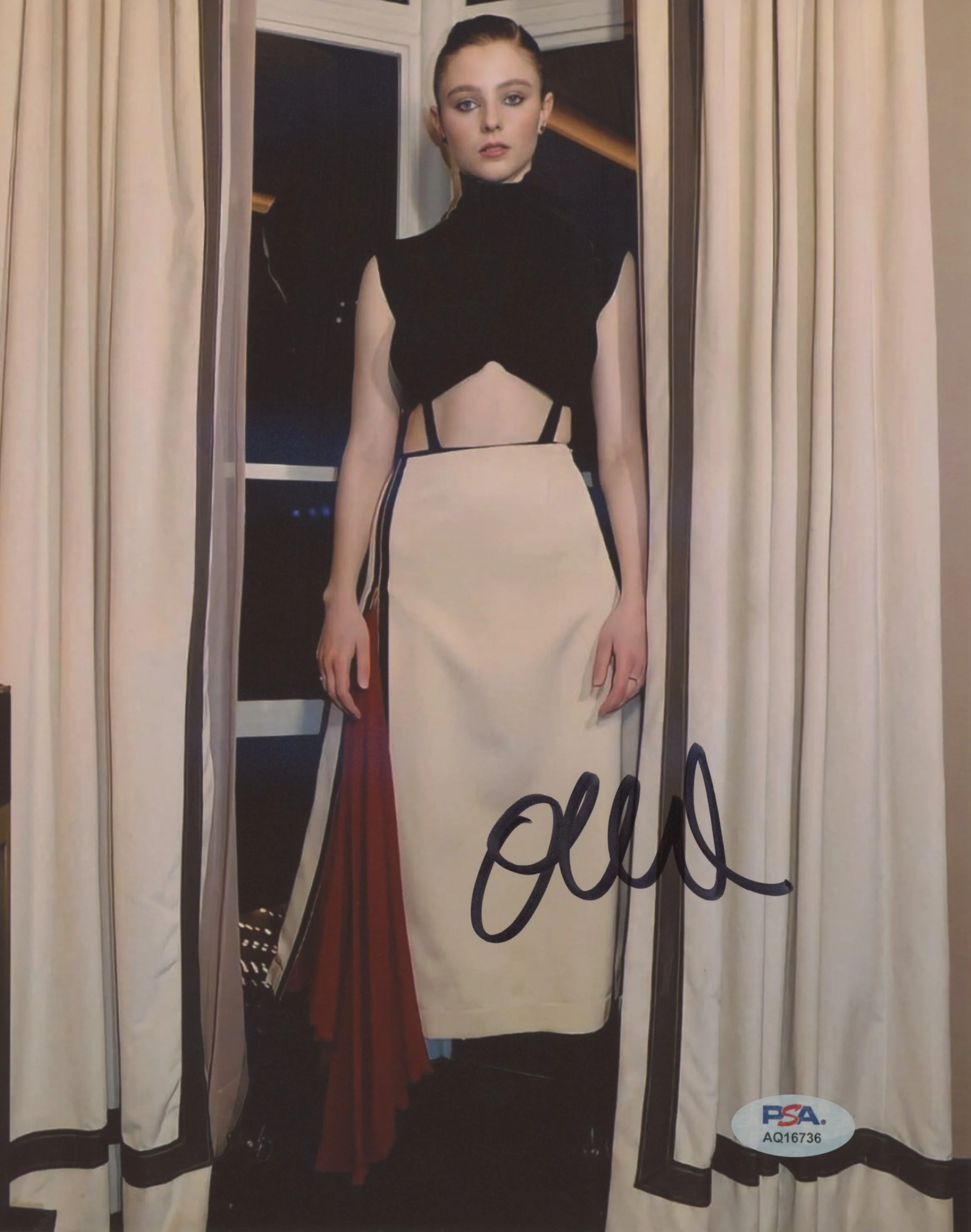 Thomasin McKenzie Leave No Trace Authentic Signed 8x10 Photo PSA/DNA #AQ16736 - Image 2