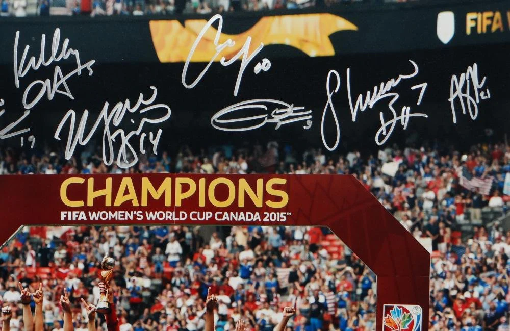 US Women's Soccer Team Signed 16x20 World Cup Trophy Photo- Beckett *Silver - Image 6